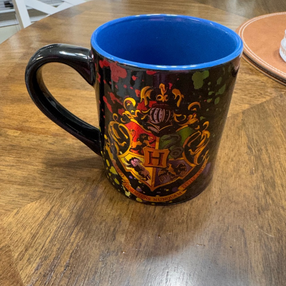 Harry Potter Hogwarts Crest Splatter Ceramic Mug 14oz like new - Picture 3 of 6